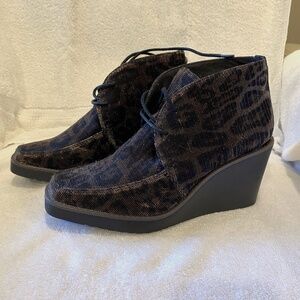 Donald J Pliner Dakota Shimmer Wedge Lace Up booties (6M) (NWT)